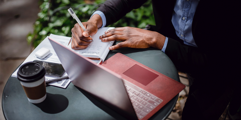 Homme travaillant sur son ordinateur portable dans un café