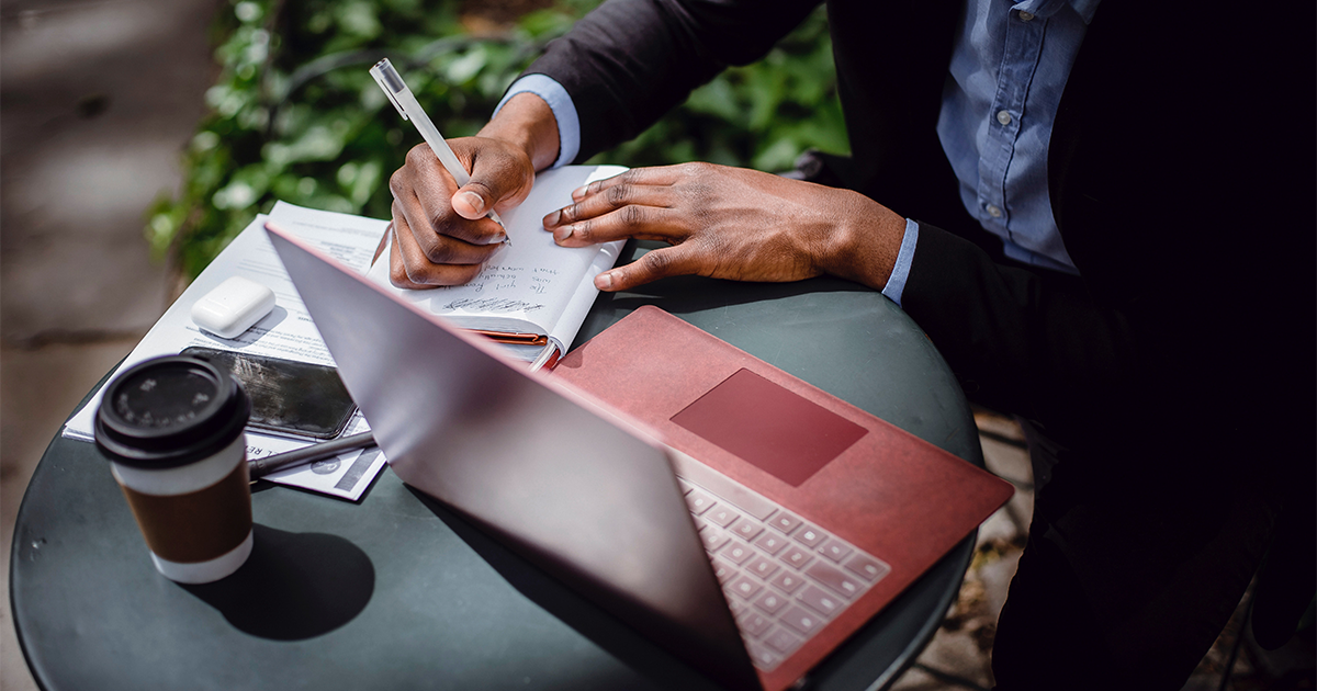 Homme travaillant sur son ordinateur portable dans un café