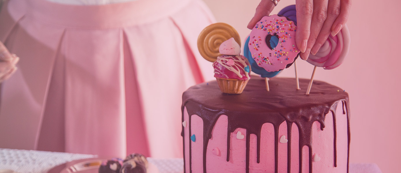 Drip Cake rose avec décorations et artiste