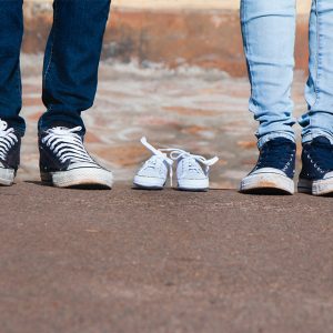 Annonce de grossesse avec des souliers Converse