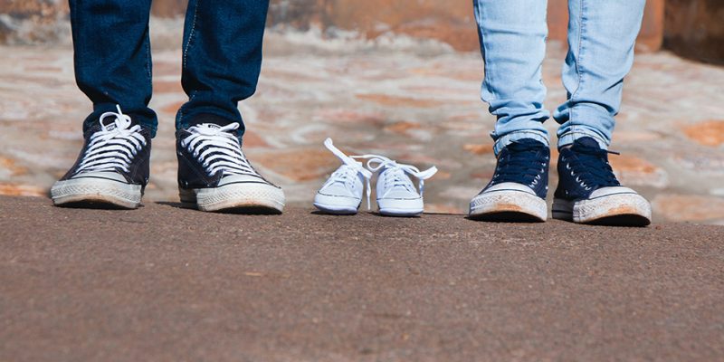 Annonce de grossesse avec des souliers Converse