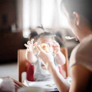 Maman qui essaie de nourrir son enfant
