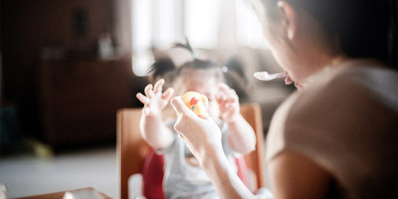 Maman qui essaie de nourrir son enfant