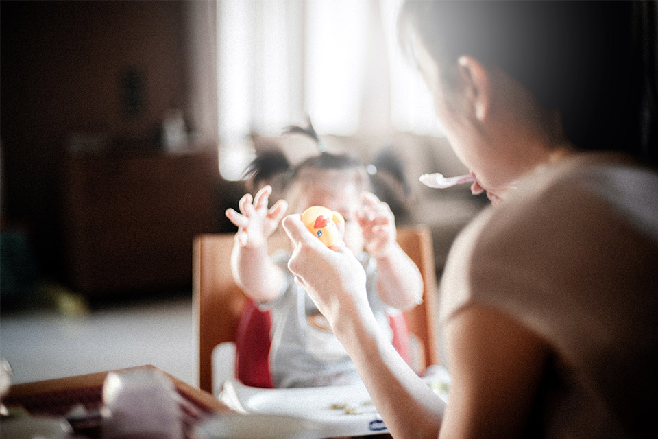 Maman qui essaie de nourrir son enfant