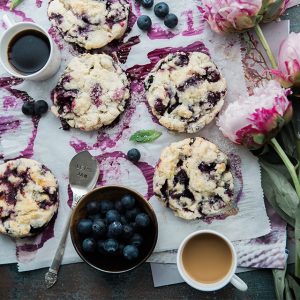 Scones aux bleuets et cafés avec des pivoines