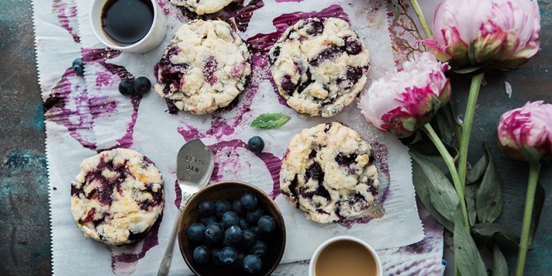Scones aux bleuets et cafés avec des pivoines